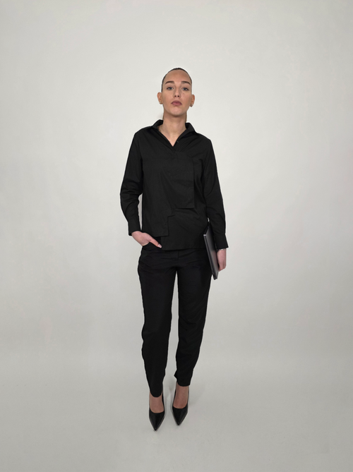 Femme portant la chemise en coton Stephen, noire et asymétrique, avec le pantalon Stéphane.