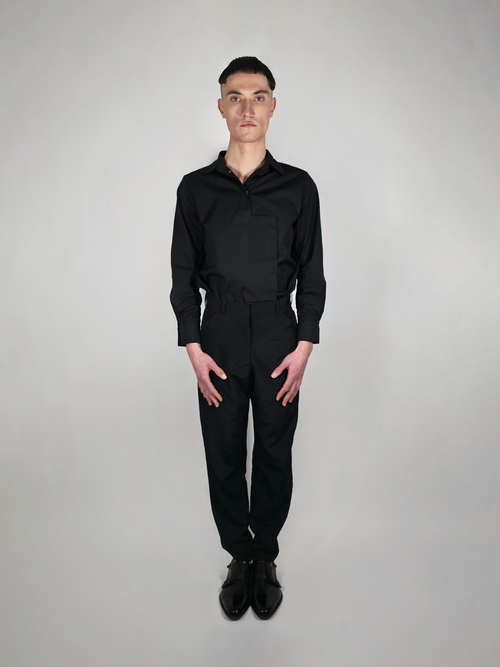 Homme portant la chemise en coton Stephen, noire et asymétrique, avec le pantalon Stéphane.