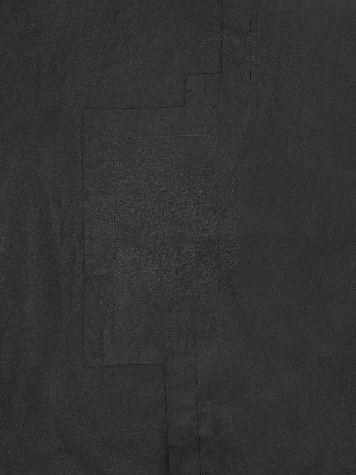 Détail de la chemise en coton Stephen, noire et asymétrique.