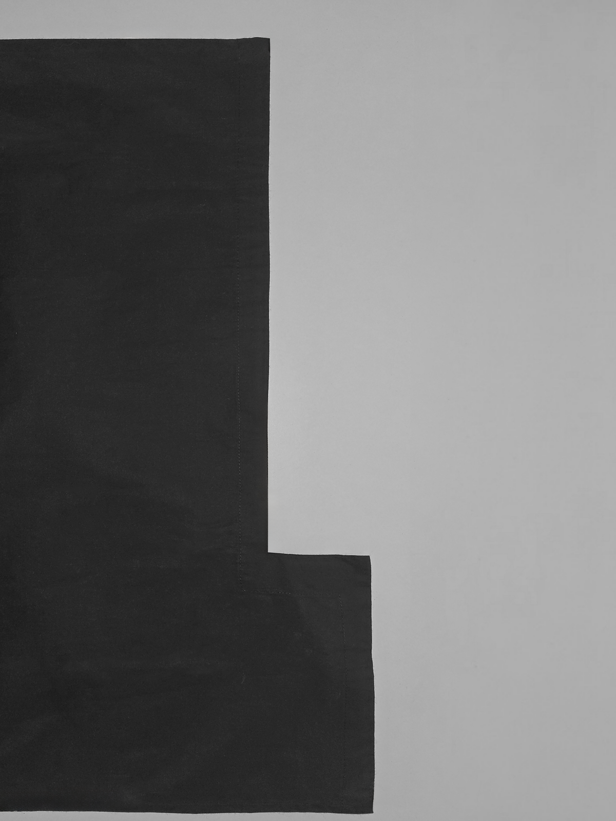 Détail du dos de la chemise en coton Stephen, noire et asymétrique.