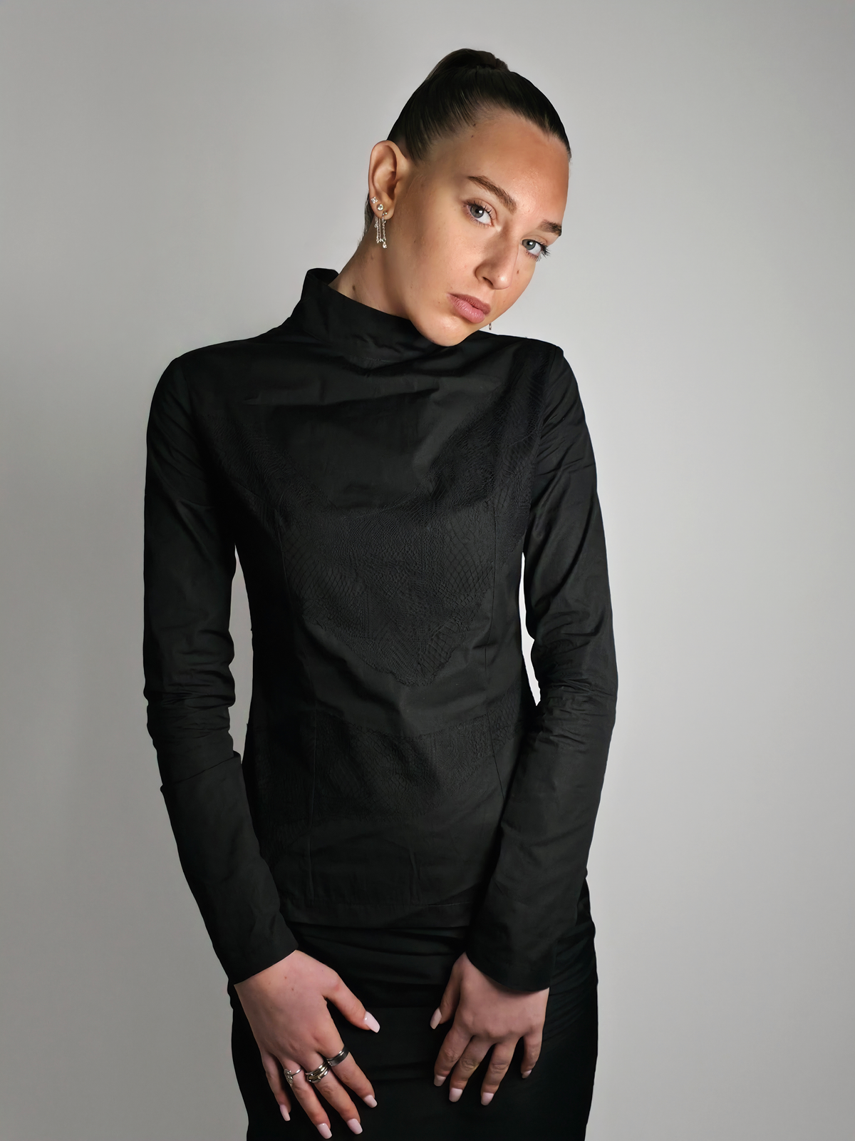 Femme portant le haut cintré en coton Théophalie, noir.