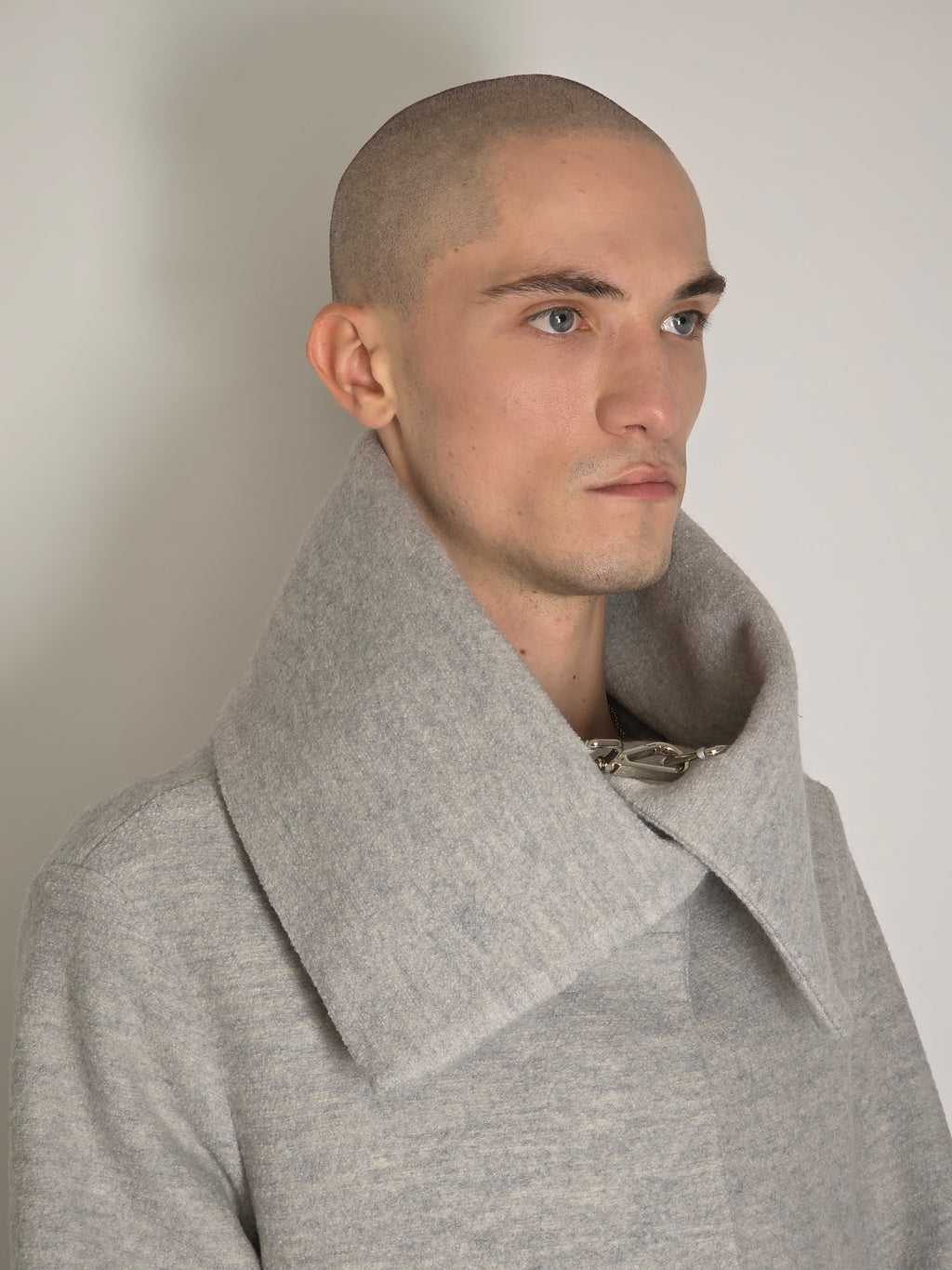 Détail du col du manteau Michelle gris en laine porté par un homme.