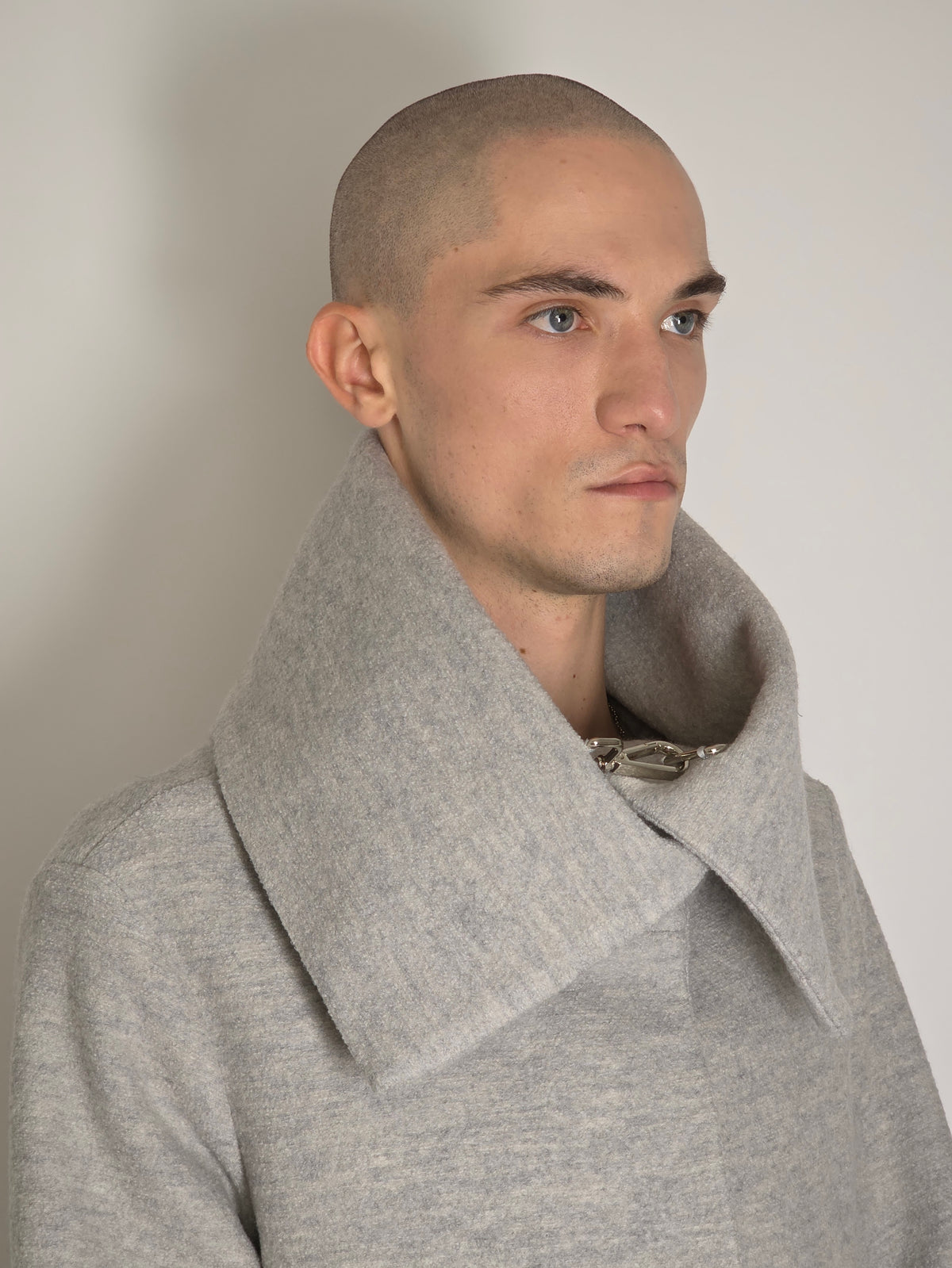Détail du col du manteau Michelle gris en laine porté par un homme.