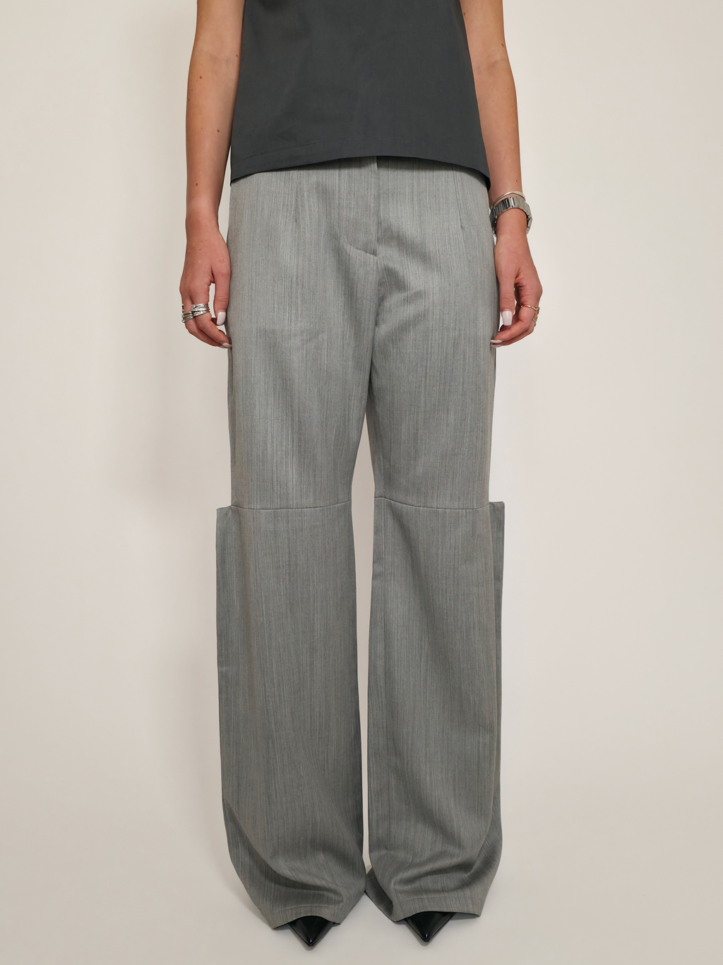 Femme portant le pantalon en laine Michael gris et large.