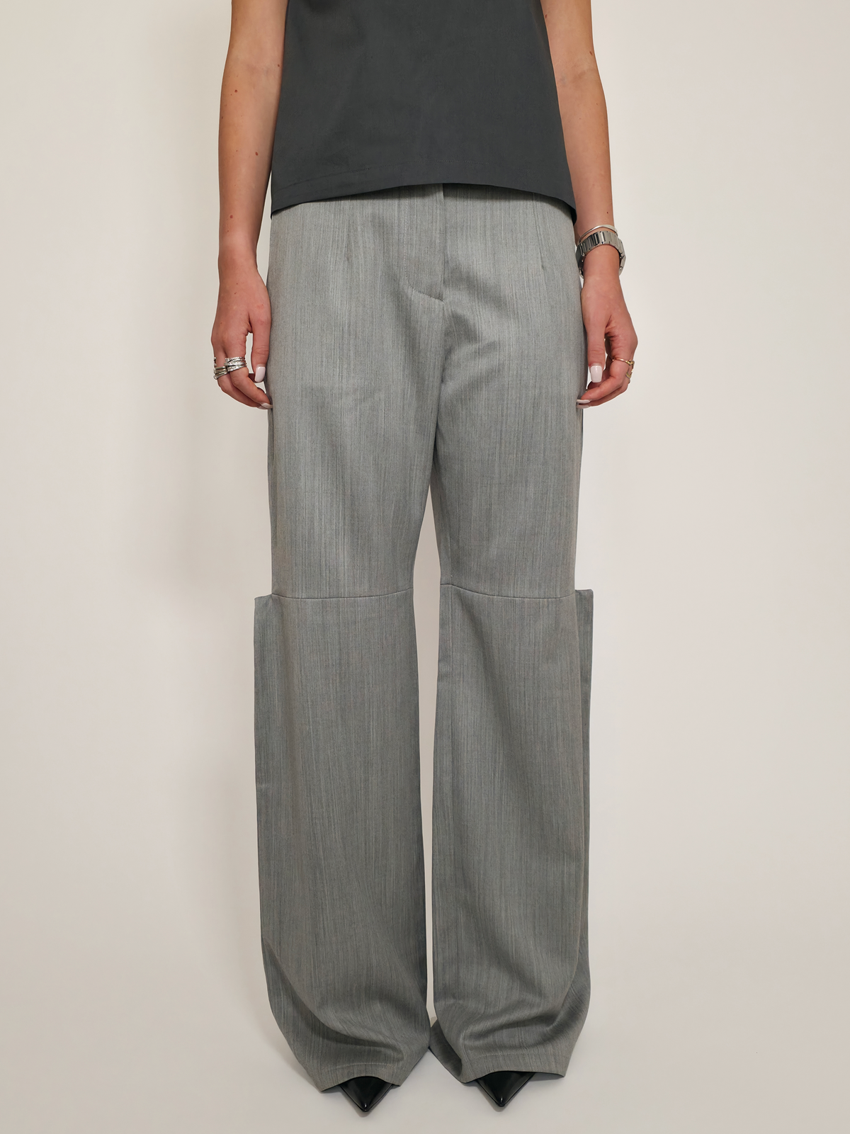 Femme portant le pantalon en laine Michael gris et large.