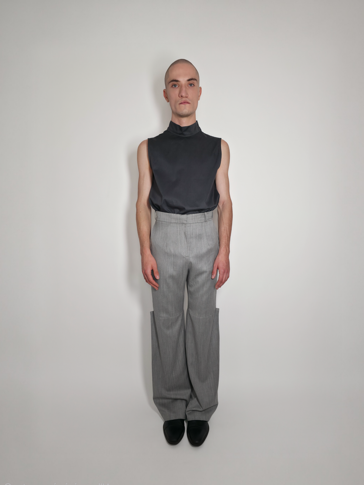 Homme portant le pantalon en laine Michael, gris taille haute et large avec le haut Mitchel.