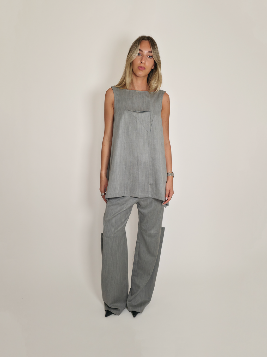 Femme portant le pantalon en laine Michael, gris et large avec la robe Myshellie.