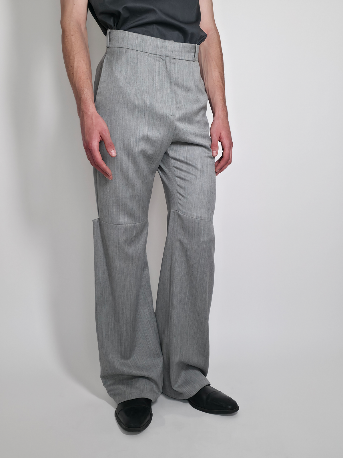 Homme portant le pantalon en laine Michael, gris taille haute et large.