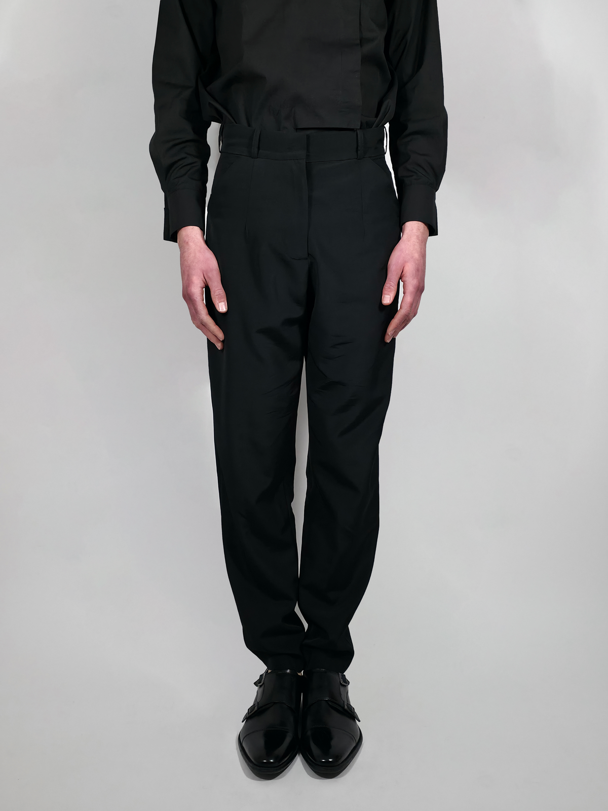 Vue de face d’un homme portant le pantalon de costume ajusté en laine et viscose Stéphane, noir.