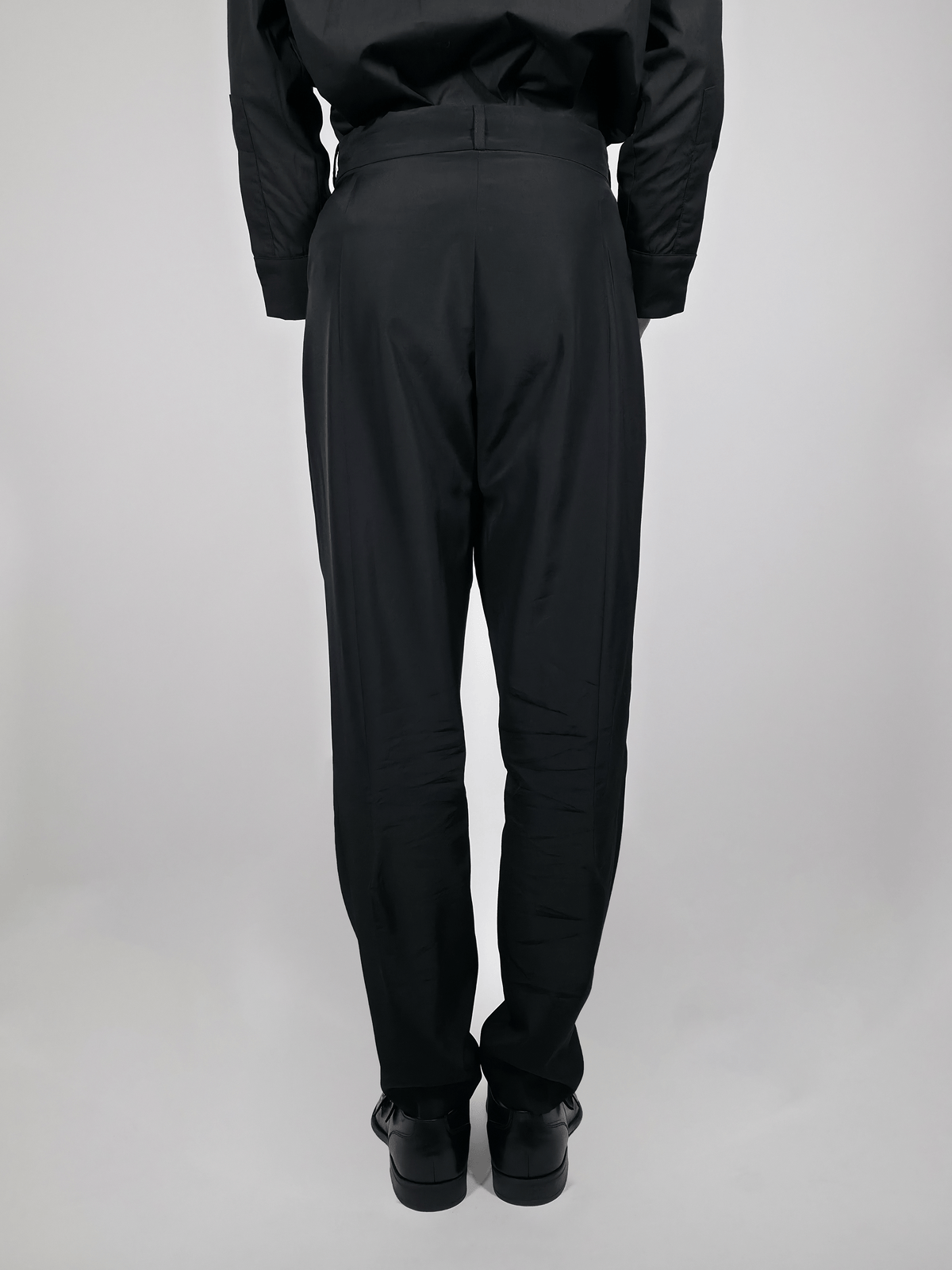 Vue de dos d’un homme portant le pantalon de costume ajusté en laine et viscose Stéphane noir.