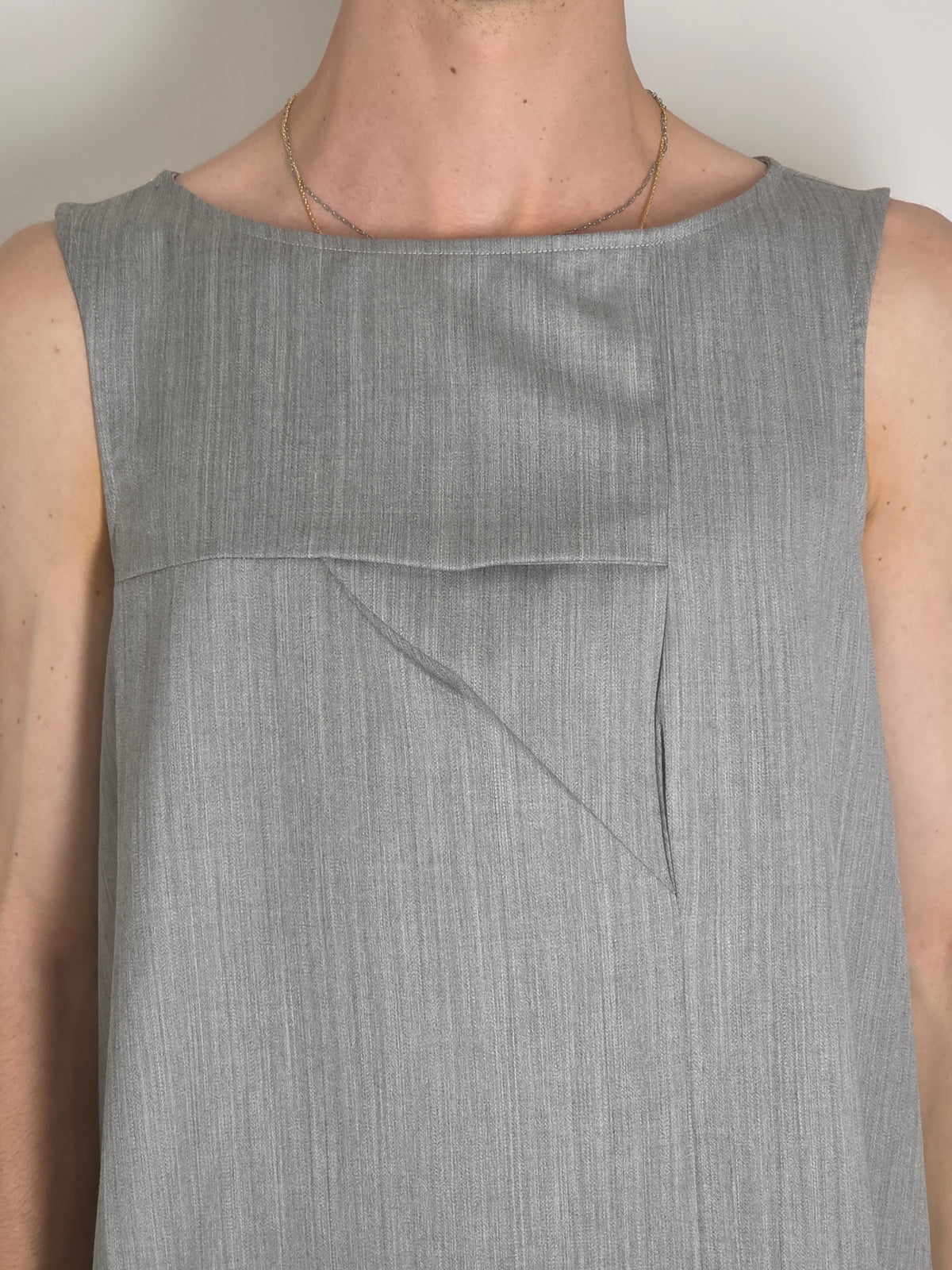 Homme portant la robe Myshellie en laine, focus sur les plis.