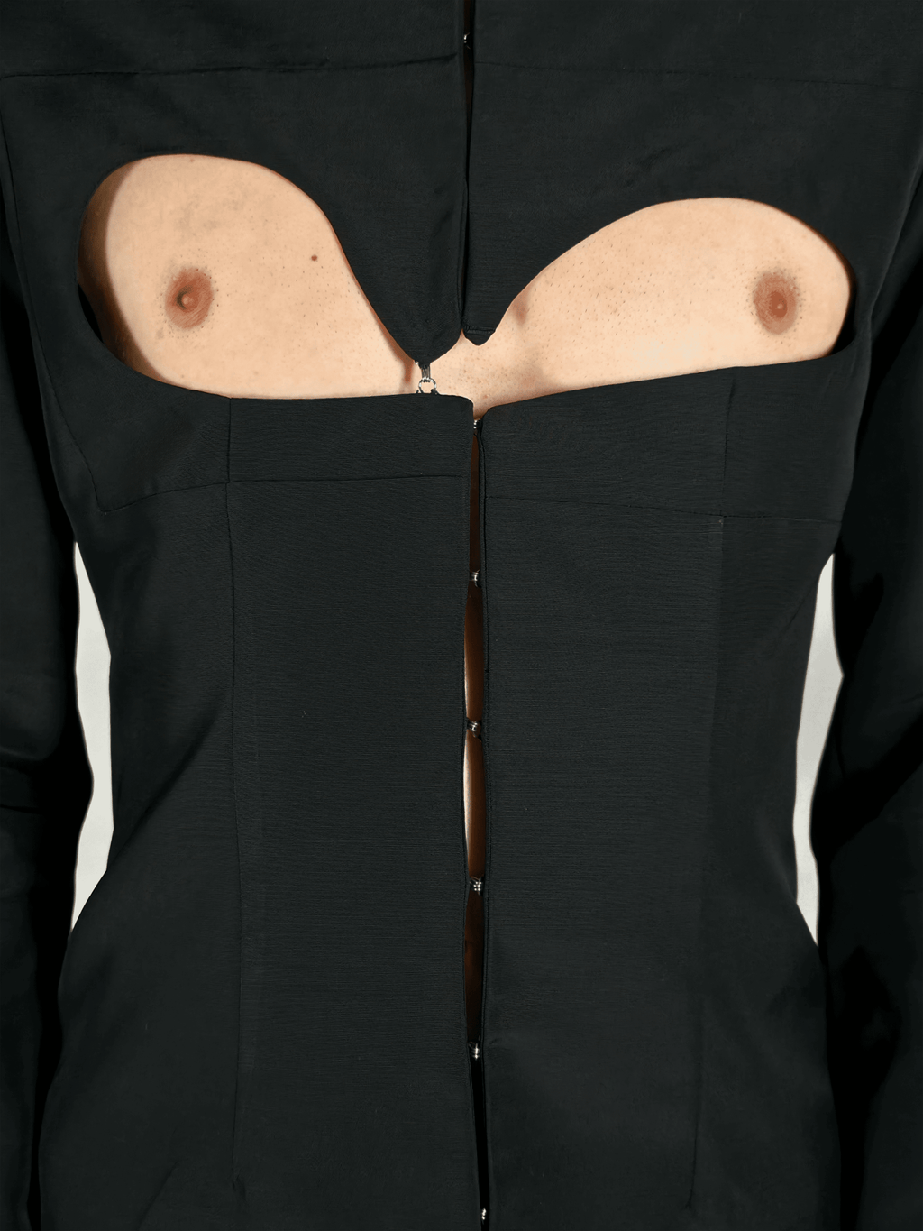 Détail de l’ouverture sur la poitrine de la veste cintrée Tyffaine noire et en laine portée par un homme.
