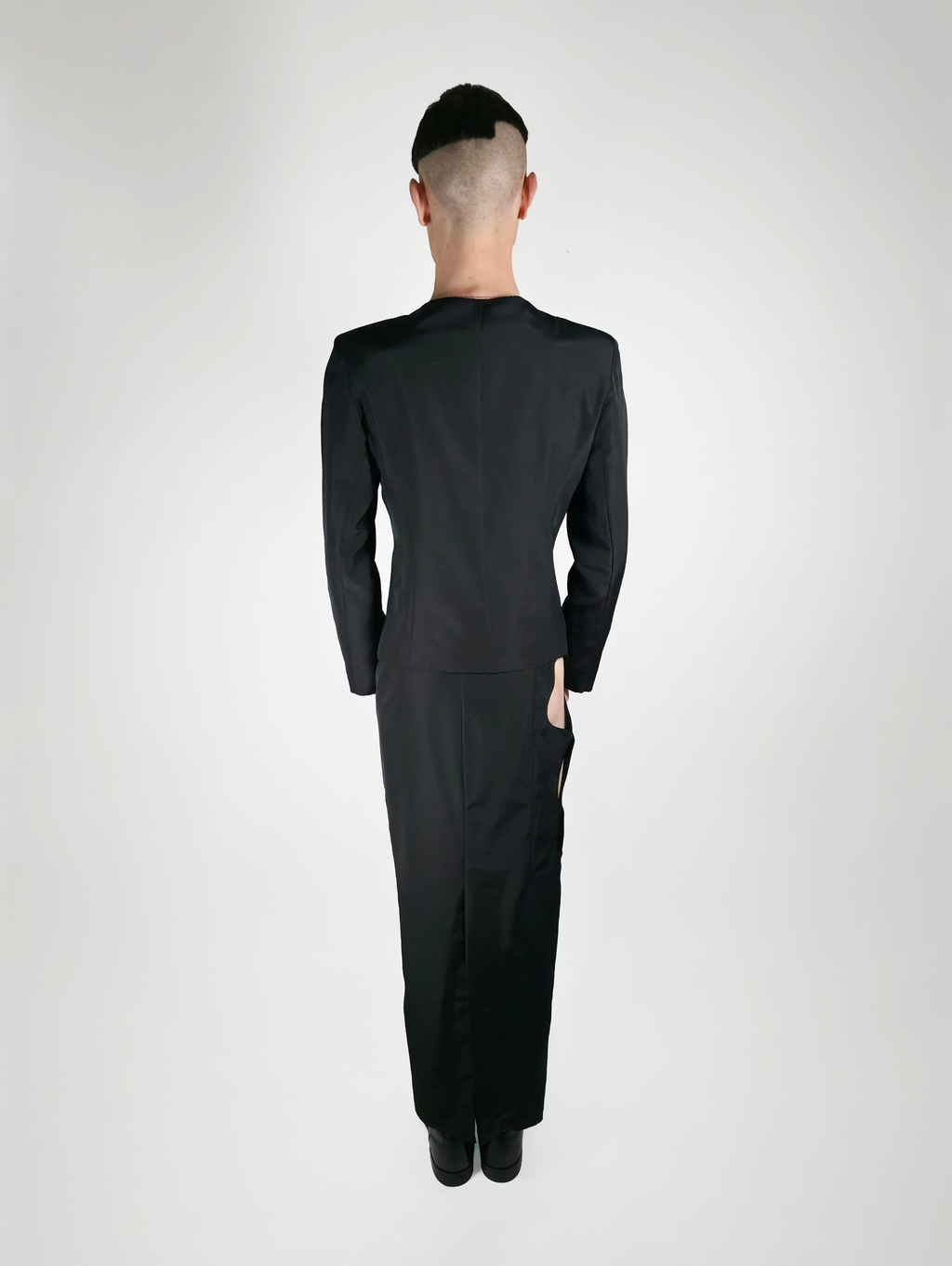 Vue de dos d’un homme portant la veste laine et viscose Tyffaine, noire et cintrée.