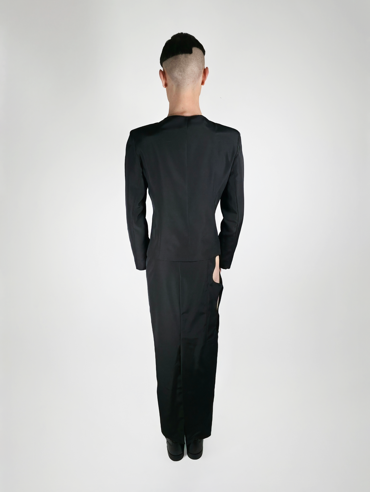 Vue de dos d’un homme portant la veste laine et viscose Tyffaine, noire et cintrée.